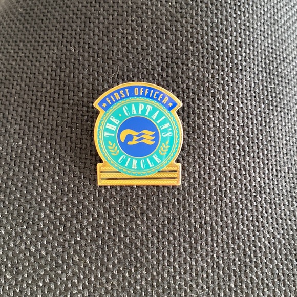 VTG Princess Cruise Ship First Officer The Captain’s Circle Lapel Pin Souvenir - Picture 7 of 7